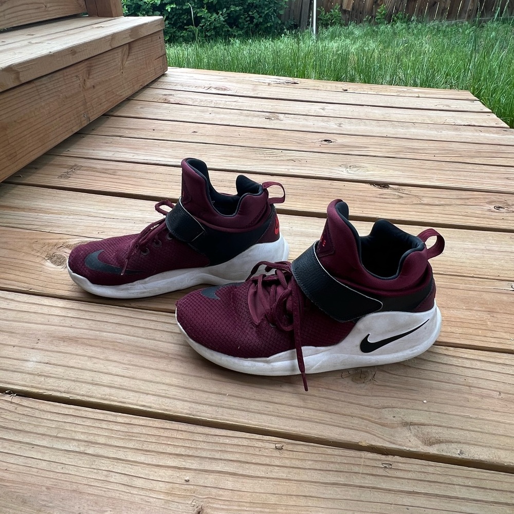 Nike Kwazi men’s maroon and black